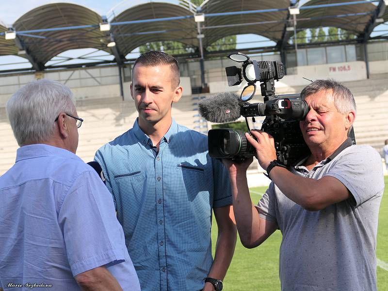 Při příležitosti devadesáti let fotbalu v Drnovicích zažil tamní stadion exhibiční fotbalový zápas.