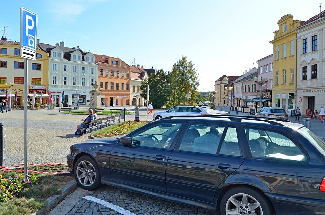 Pět nových parkovacích míst na Masarykově náměstí ve Vyškově.
