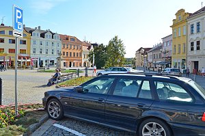 Pět nových parkovacích míst na Masarykově náměstí ve Vyškově.