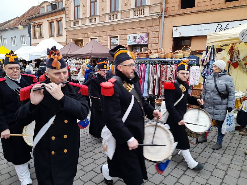 Návštěvníky přilákal přes den pestrý program i stovky prodejců.