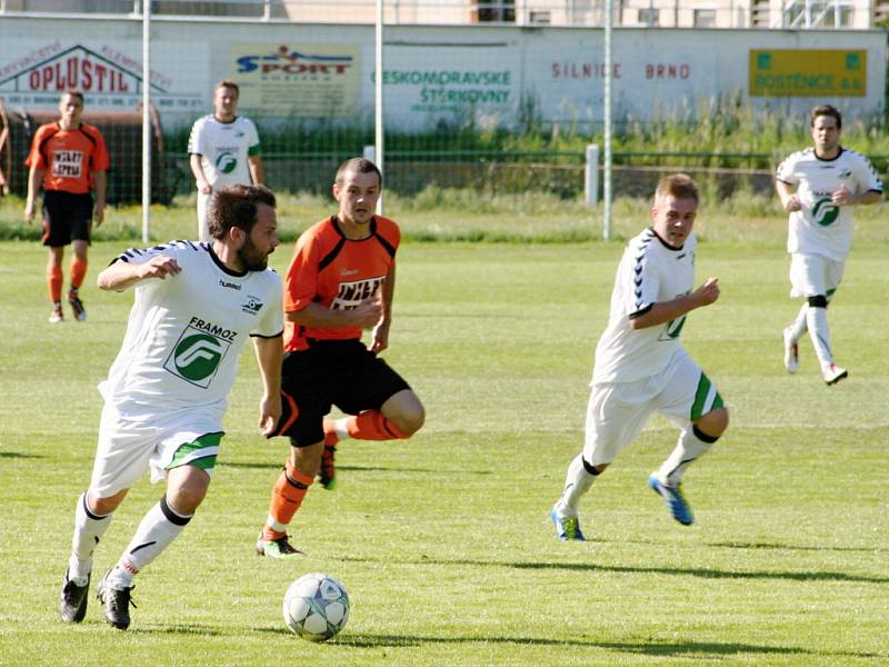 Rousínovští fotbalisté v utkání s IE Znojmo.