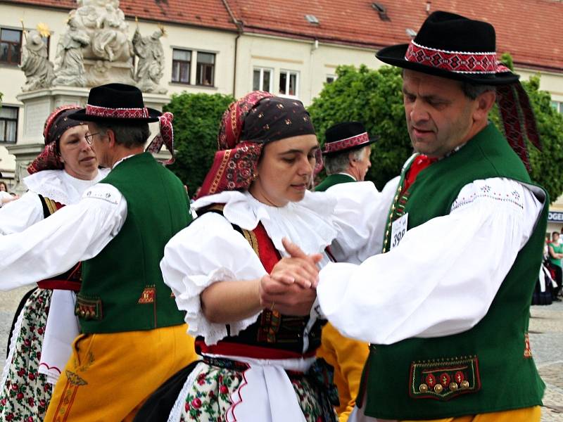 Folklórní soubory zatančily na vyškovském Masarykově náměstí Hanáckou besedu a vytvořily nový rekord v počtu zúčastněných.