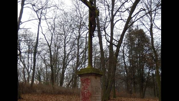 Zchátralý kříž v bučovickém lesoparku Kalvárie se dočkal oprav.