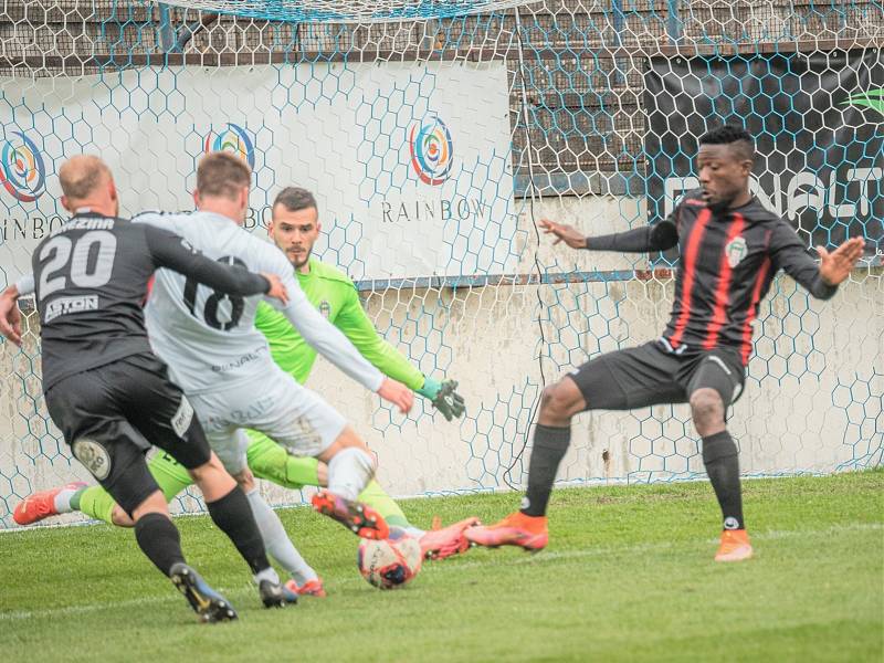 Uklidňující body získali fotbalisté MFK Vyškov (bílé dresy) v druholigovém utkání s Viktorií Žižkov, kterou v Drnovicích porazili 2:1.