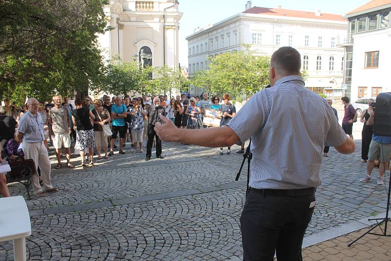 Před budovou Knihovny Karla Dvořáčka se sešly desítky lidí demonstrujících proti premiéru Babišovi a ministryni Benešové