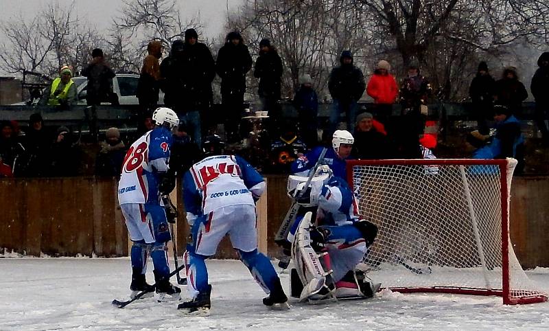 Exhibiční utkání TJ Tatran Hrušky proti hvězdnému týmu Martina Dejdara HC Olymp v ledním hokeji zažiy v sobotu Hrušky. Lední hokej v obci tak oslavil 80 let.