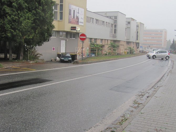 Poškozené části silnice firma odfrézovala a znovu pokryla balenou i na ulici náměstí Čsl. armády.