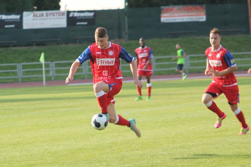 Vyškovští fotbalisté přehráli na závěr sezony MSFl Třebíč 4:1. Ještě před výkopem klub věnoval dres s devadesátkou ikoně oddílu, jeho kronikáři Janu Nedělníkovi jako dar k jubileu.