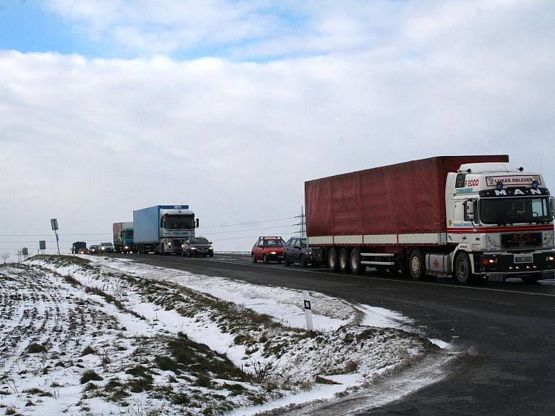 Kolony vznikaly kvůli odkláněné dopravě i mezi Velešovicemi a Rousínovem. Řidiči se zdrželi několik minut. Město zaplnily hlavně kamiony, které na dálnici kolem místa nehody nemohly projet.