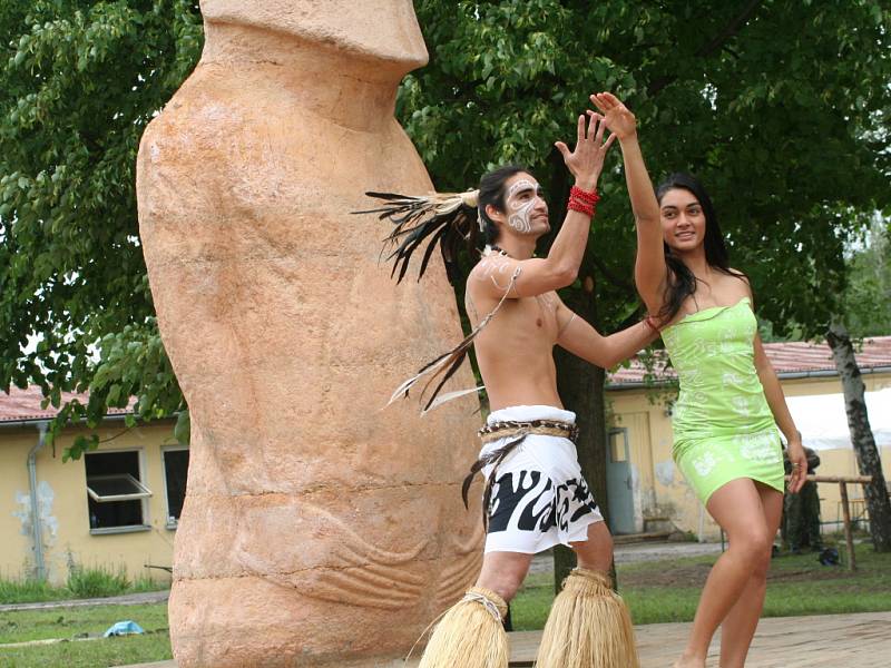 U první moravské sochy moai u Bohdalic se naskytla nevšední podívaná. Samotná královna Lili Pate z Velikonočního ostrova poctila místo svojí návštěvou a společně se svými tanečníky předvedla kolem sochy několik tradičních tanců.