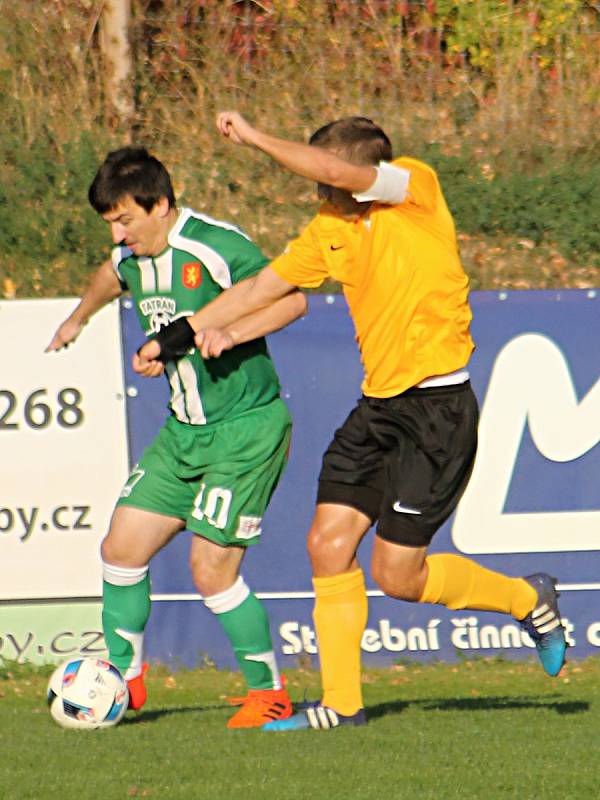 V utkání krajského přeboru fotbalistů porazil Tatran Rousínov (zelené dresy) FK Mutěnice 4:1.