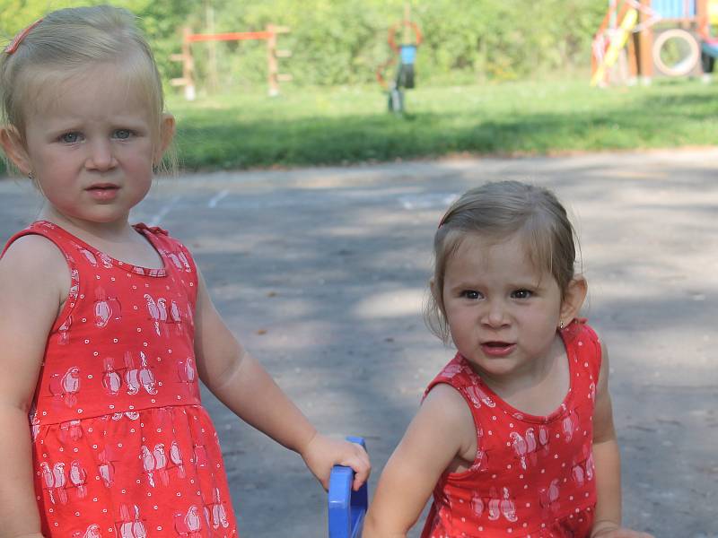 Ve Vyškově se konal sraz dvojčat, který se podařilo dát dohromady přes sociální sítě.