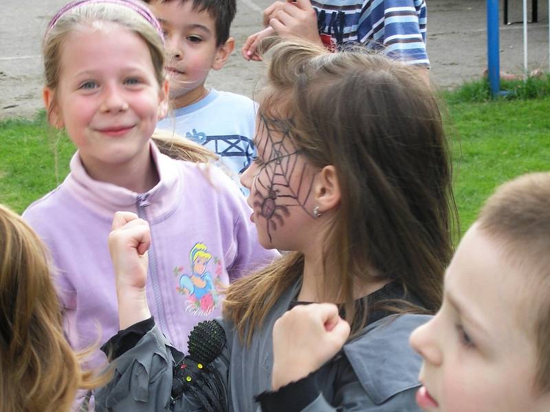 Na akci Pálení čarodějnic na rugbyovém hřišti ve Vyškově si užily zábavu hlavně děti.