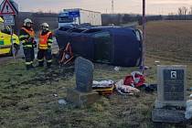  Lehká až středně těžká zranění si vyžádala středeční dopravní nehoda mezi obcemi Újezd u Brna a Otnice. Před čtvrtou hodinou odpoledne se tam na křižovatce srazilo osobní auto s náklaďákem.