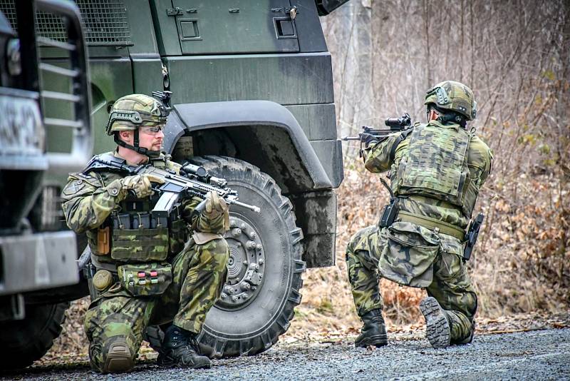 Vojáci se připravují na misi ve vojenském újezdu Březina. Foto: Ladislav Kabát