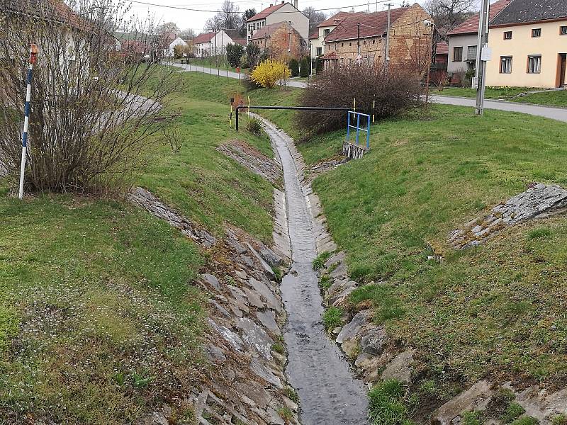 Na opravy mostku potřebuje obec dotaci.