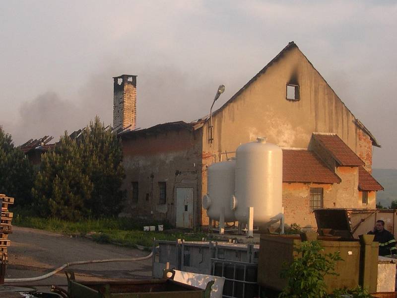 Požár bývalého zemědělského objektu zlikvidovali hasiči v Podbřežicích na Vyškovsku. Požár byl operačnímu středisku HZS ohlášen v 18.07 hodin. Oheň, který zřejmě vypukl na nákladní rampě, zachvátil střechu bývalého kravína o půdorysu cca 90 x 11 metrů.