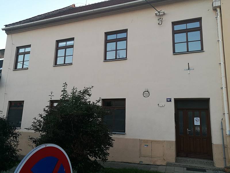 Mateřská škola Zvídálek na Koláčkově náměstí. Dům v její bezprostřední blízkosti může umožnit další rozšíření.