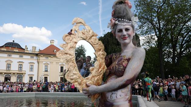 Festival Živé sochy přilákal do slavkovského parku tisíce návštěvníků. Tvůrci z různých zemí předvedli své dechberoucí umění.