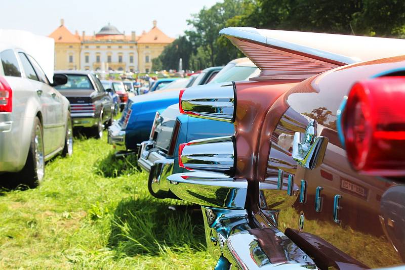 Slavkovský zámek znovu hostil nejen veterány. Oldtimer festival navštívily tisíce lidí.