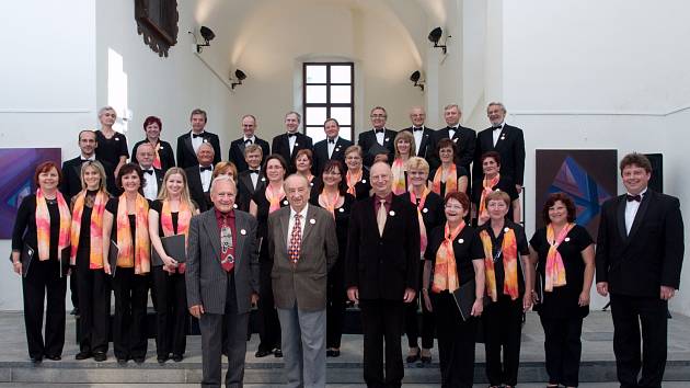 Společné foto vyškovského sboru se skladatelem Antonínem Tučapským, po kterém nyní nese název.