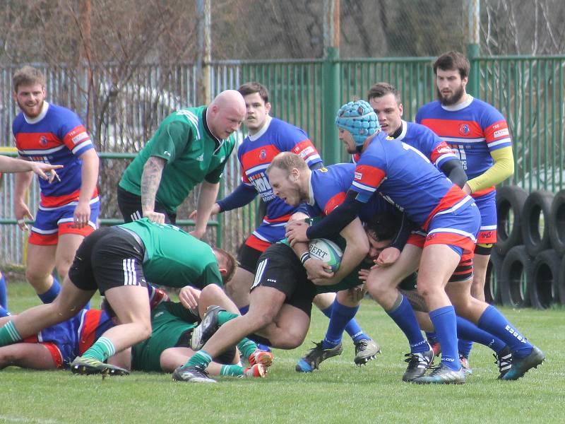 Ve 3. kole ragbyové extraligy se v Brně hrálo jihomoravské derby Dragon Brno (zelené dresy) Jimi Vyškov. Hosté zvítězili 26:25.