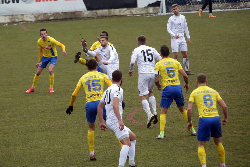 Vyškovští fotbalisté (v bílém) porazili na úvod jarní části druhé ligy Opavu 4:1.