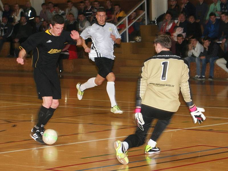 Ve vyškovském derby futsalové divize E porazil Pivovar Vyškov Lazor-Domus vysoko 12:5.