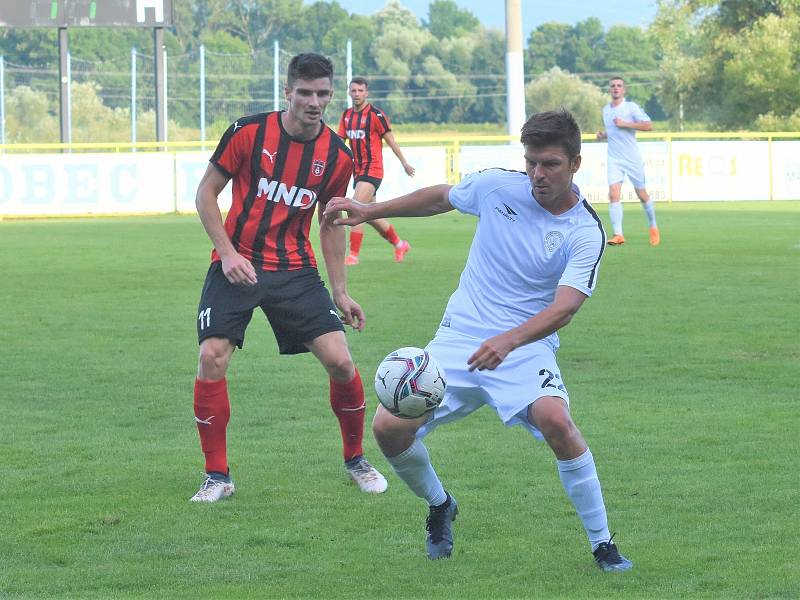 V 1. kole MOL Cupu vyhrál MFK Vyškov (světlé dresy) v Rohatci nad Hodonínem 2:1.