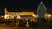 Ve Slavkově u Brna v neděli slavnostně rozsvítili vánoční strom.