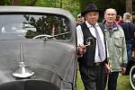 Vezl ministra, Baťu, poutníky i svatebčany. V Holáskách to byl legendární vůz, říká majitel veteránu značky Packard František Kundera. Na snímku vlevo s bratrem Josefem.