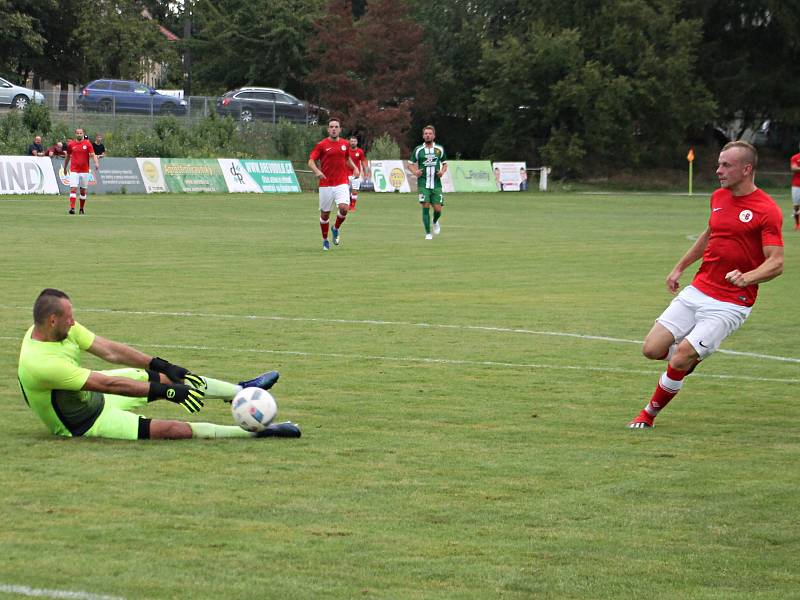 V úvodním kole nového ročníku krajského přeboru prohráli fotbalisté Tatranu Rousínov (zelené dresy) s Boskovicemi 1:3.