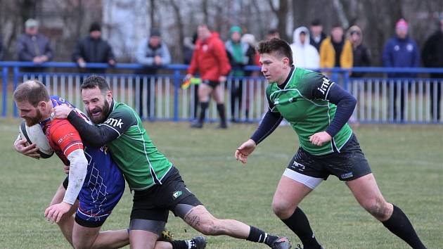 V jihomoravském derby extraligy ragby porazil Jimi Vyškov (modré dresy) Dragon Brno 39:18.