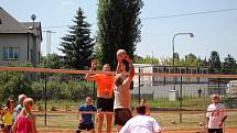 Výročí volejbalu v Bučovicích oslavili turnajem, výstavou fotografií a pohárů i křestem nové publikace o historii tohoto sportu ve městě.