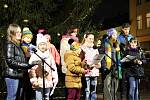 Okolo dvou stovek lidí se sešlo ke zpívání koled u vánočního stromu na náměstí Svobody v Bučovicích.
