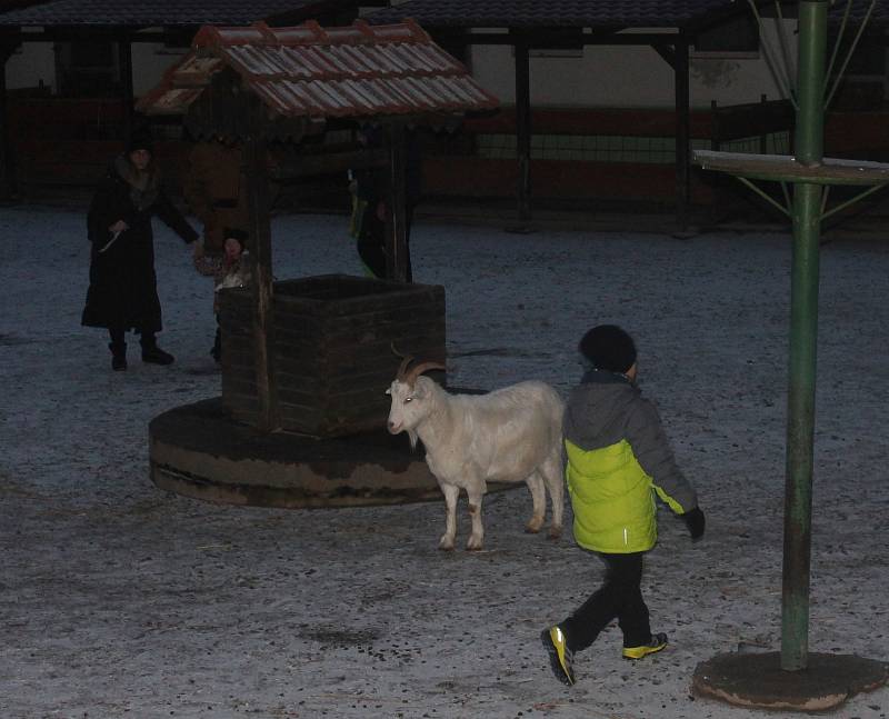 Rodiny s dětmi putovaly ve vyškovské zoo po čertovské stezce.