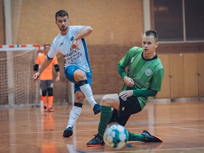 V utkání II. ligy prohráli futsalisté Amoru Kloboučky Vyškov (bílé dresy) se Žabinskými Vlky Brno 2:6.