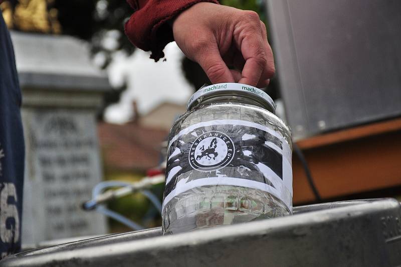 S humorem se Vítovičtí hospodští vyrovnali se zavřenou hospodou. Pivo vylili do potoka, ale přitom pobavili štamgasty.