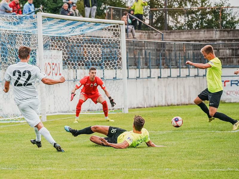 Oslabení fotbalistům MFK Vyškov (bílé dresy) nevadilo. I v deseti porazili Prostějov 4:0.