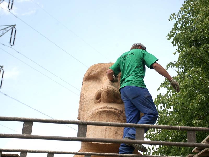 Přesná kopie jedné ze soch Moai z Velikonočního ostrova zdobí od úterý areál bývalých kasáren v Bohdalicích na Vyškovsku.