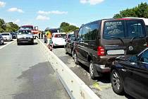 Čtyři osobní auta a dvě dodávky bouraly v sobotu před třetí hodinou odpoledne na 221. kilometru dálnice D1 na úrovni Tučap směrem z Brna na Vyškov.