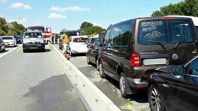 Čtyři osobní auta a dvě dodávky bouraly v sobotu před třetí hodinou odpoledne na 221. kilometru dálnice D1 na úrovni Tučap směrem z Brna na Vyškov.