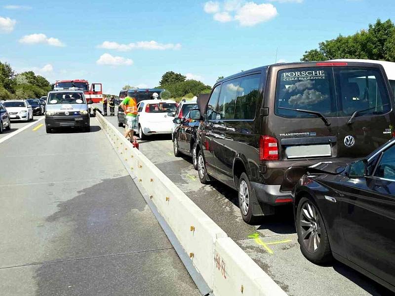 Čtyři osobní auta a dvě dodávky bouraly v sobotu před třetí hodinou odpoledne na 221. kilometru dálnice D1 na úrovni Tučap směrem z Brna na Vyškov.