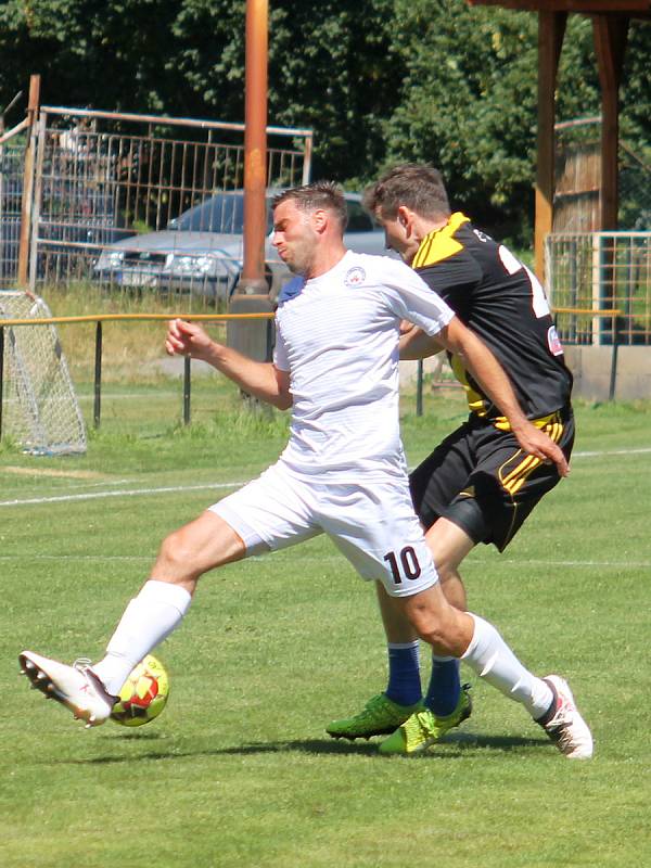 V generálce na start Moravskoslezské ligy remizovali fotbalisté MFK Vyškov (bílé dresy) v Nových Sadech 2:2.