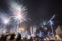Lahví šumivého vína i petardami slavili silvestr a nový rok lidé na náměstí ve Vyškově.