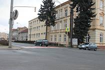 Větší bezpečnost na silnici I/47 v Ivanovicích na Hané zajišťuje jediný semafor, a to u základní školy. Přibude i osvětlený přechod, místní si na něj ale ještě počkají. Plánovanou rekonstrukci průtahu Ředitelství silnic a dálnic o rok posouvá.