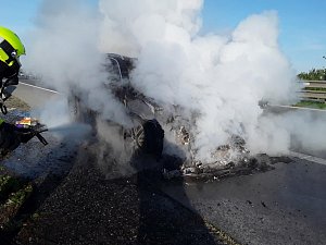Požár osobního auta likvidovali jihomoravští hasiči na D1 u Vyškova.