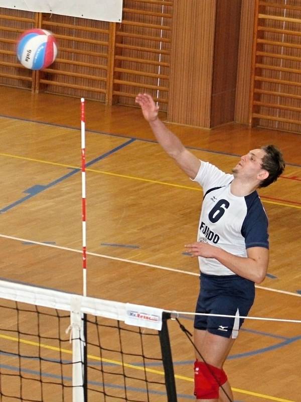 V okresním derby II. ligy volejbalistů TJ Sokol Bučovice - TJ Holubice vyhráli první zápas hosté 3:2 a druhý domácí 3:1.