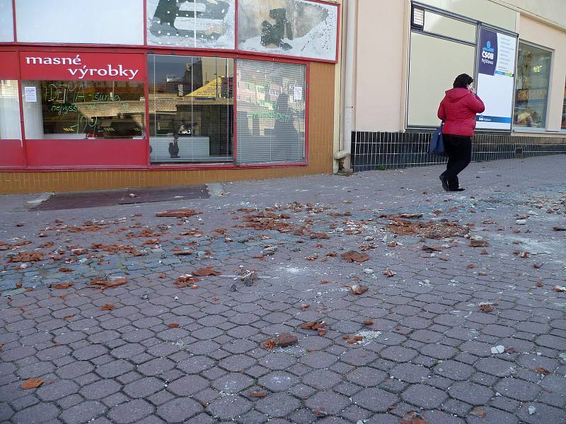 V pondělí ráno padaly kvůli silnému větru ze střechy domu na chodník na vyškovském náměstí Obránců míru břidlice.