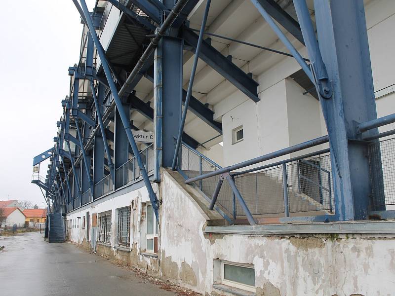 Časy své největší slávy má dávno za sebou. Nyní fotbalový stadion z Drnovic putuje do dražby. Obavy mají fotbalisté i vedení vesnice.